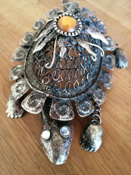 Hermosa figura en metal