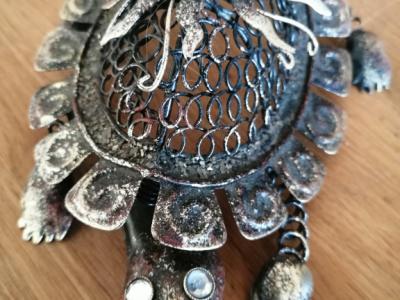 Hermosa figura en metal