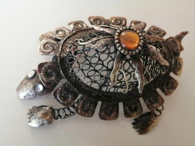 Hermosa figura en metal