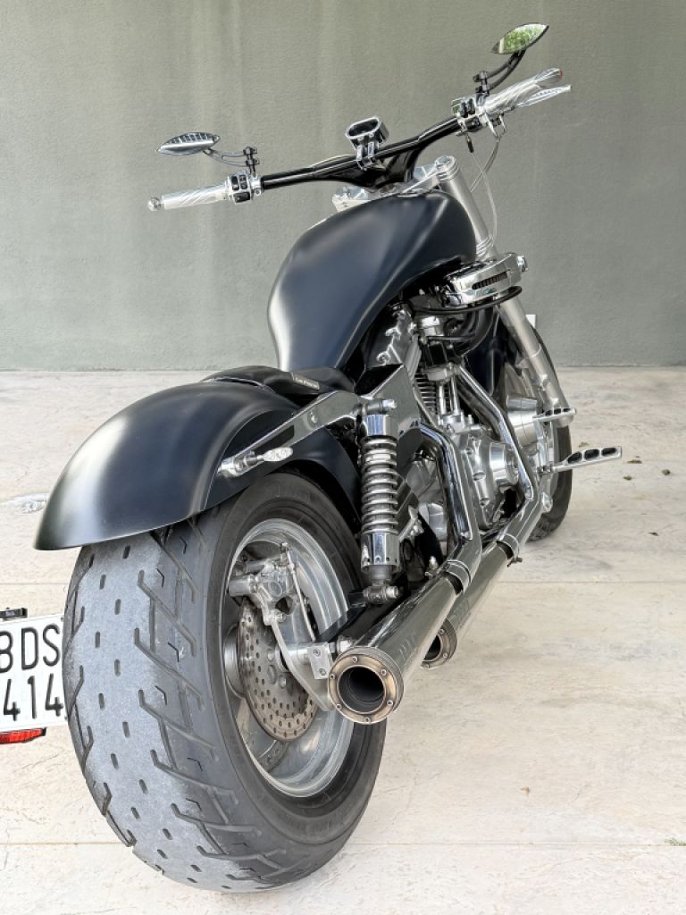 Wunderschöne Harley Dyna Custom | 1450cc Twin Cam | 230er Heckumbau | Matt Black