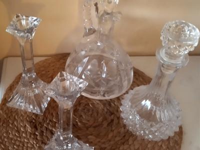 Magníficos candelabros y botellas de cristal