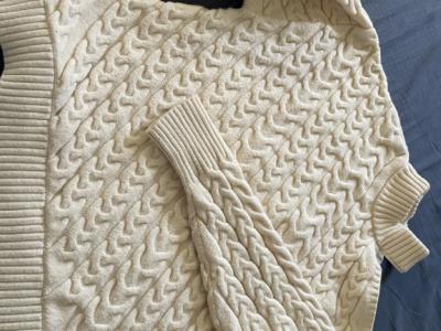 ZARA Pullover, hell mit Ausschnitt an der linken Schulter