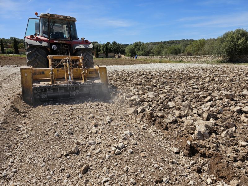Zerkleinerung von Steinen, Bauschutt und Aushubmaterial.