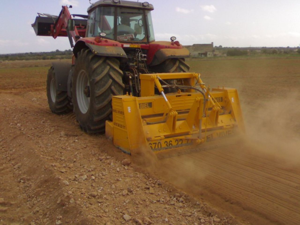 Zerkleinerung von Steinen, Bauschutt und Aushubmaterial.