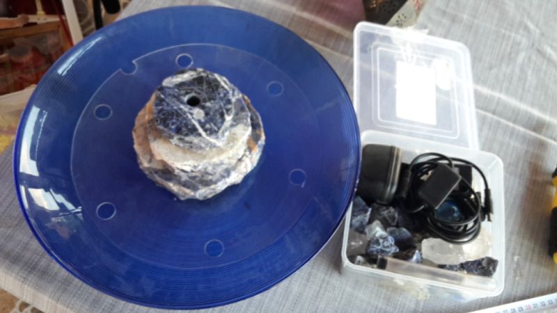 Fuente de interior con sodalita y cuarzo claro