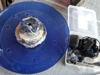 Fuente de interior con sodalita y cuarzo claro