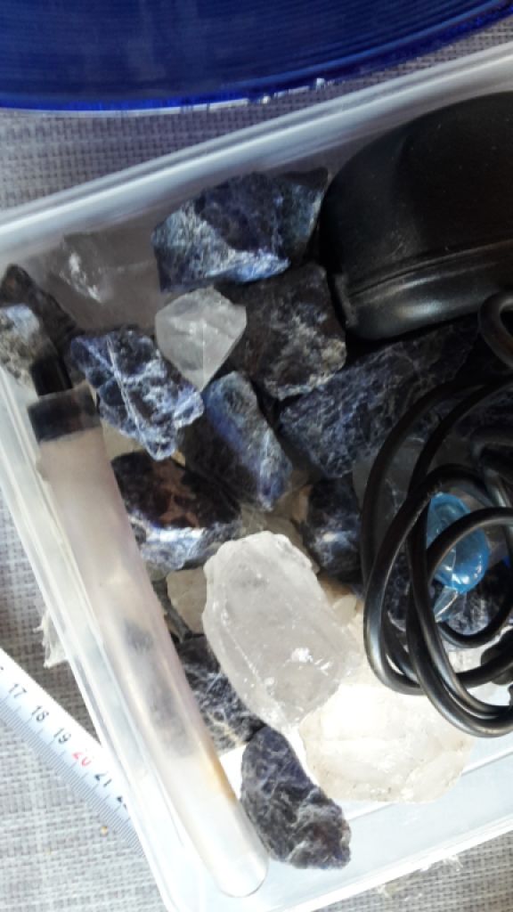 Fuente de interior con sodalita y cuarzo claro