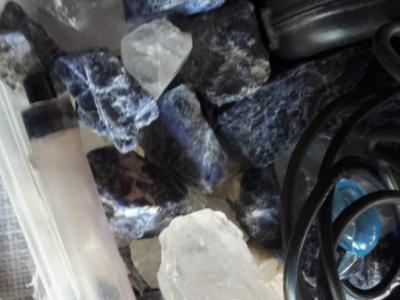 Fuente de interior con sodalita y cuarzo claro