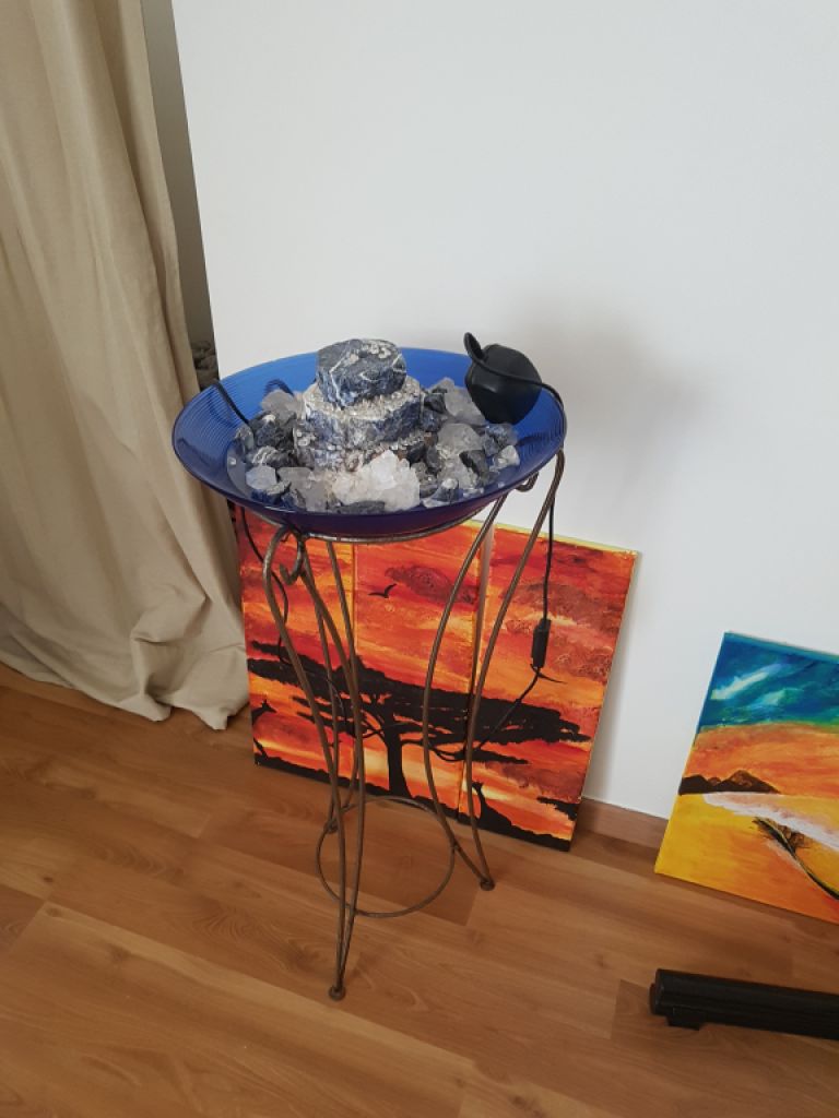 Fuente de interior con sodalita y cuarzo claro