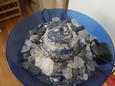 Fuente de interior con sodalita y cuarzo claro