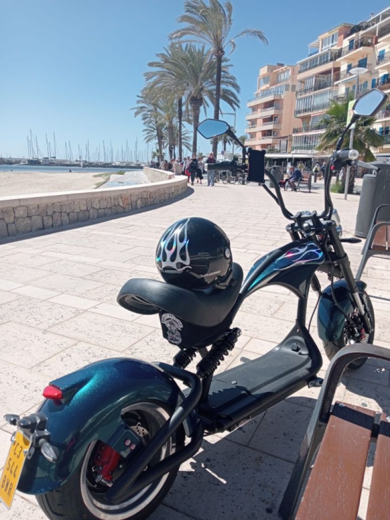 En venta, rara moto eléctrica. 50 ccm, estilo Harley.