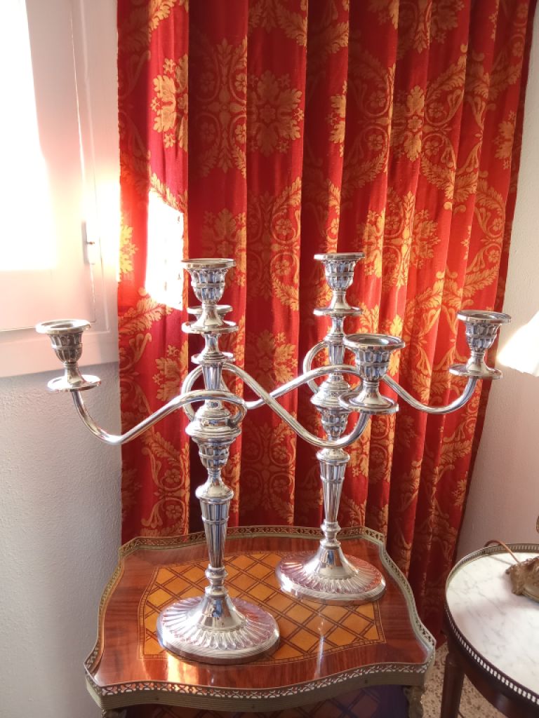 Dos elegantes candelabros de estilo inglés - dos piezas de exposición para su mesa
