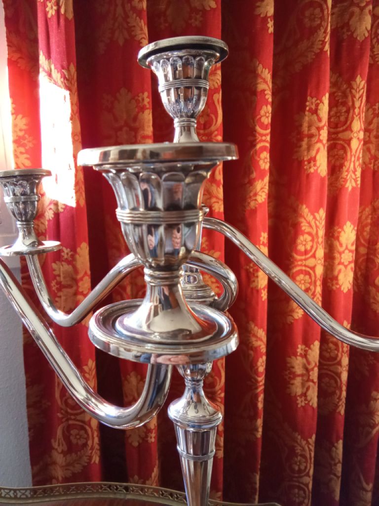 Zwei elegante Kandelaber im englischen Stil - zwei Prunkstücke für Ihre Tafel