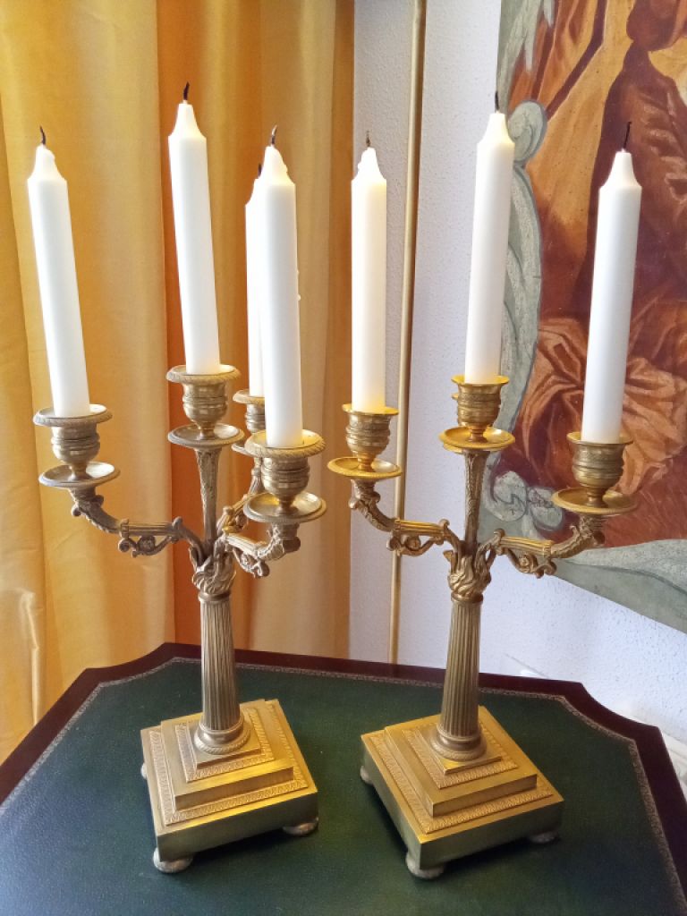 Zwei schwere Feuervergoldete "EMPIRE GIRANDOLEN" um 1820 aus Spanien, aus Adelsbesitz.
