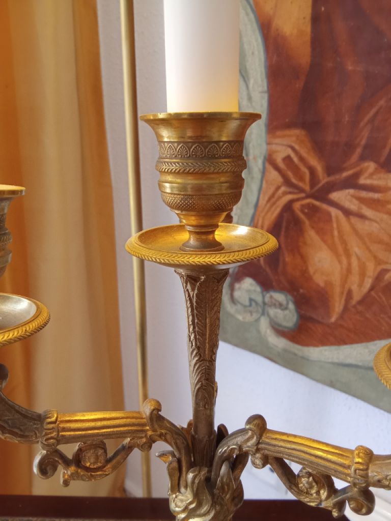 Dos pesados dorados al fuego "IMPERIO GIRANDOLEN" alrededor de 1820 de España, de propiedad noble.