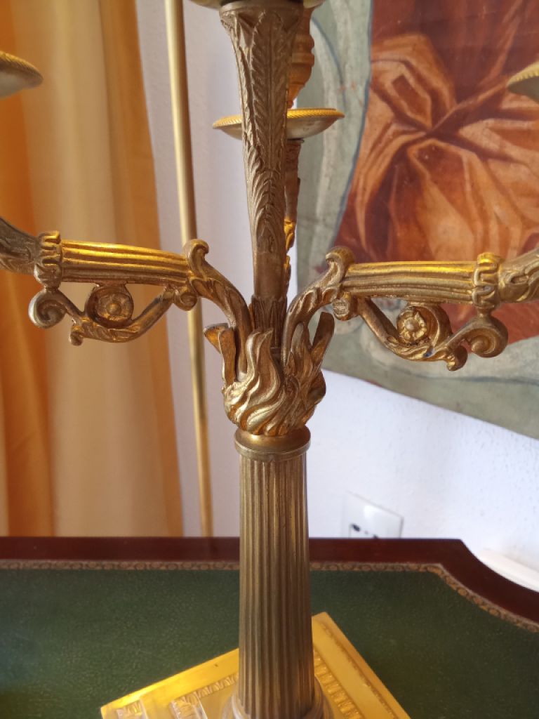 Dos pesados dorados al fuego "IMPERIO GIRANDOLEN" alrededor de 1820 de España, de propiedad noble.