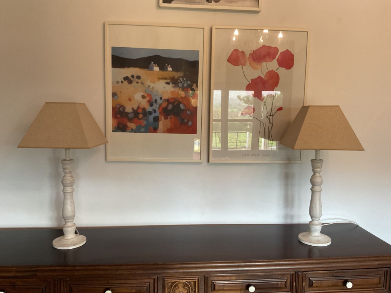 Dos lámparas de mesa "shabby chic" con pantallas.