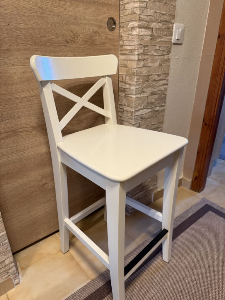 Zwei weiße Barhocker "Rosentrop von IKEA"