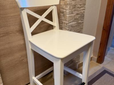 Zwei weiße Barhocker "Rosentrop von IKEA"