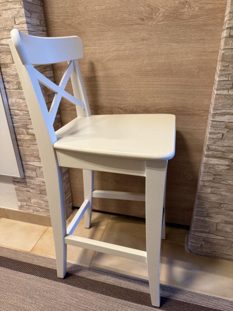 Zwei weiße Barhocker "Rosentrop von IKEA"
