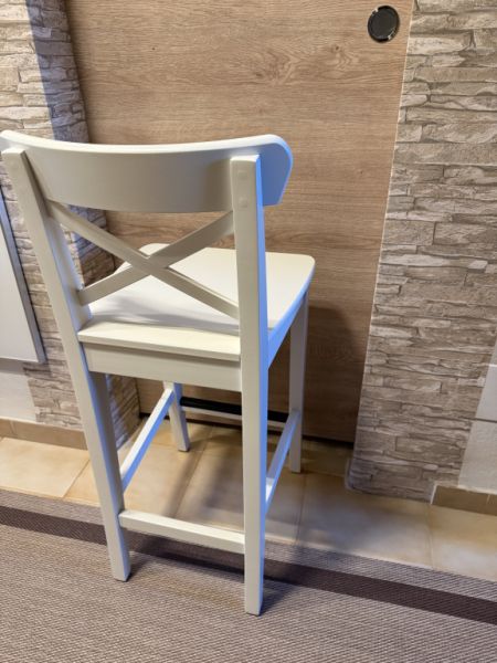 Zwei weiße Barhocker "Rosentrop von IKEA"
