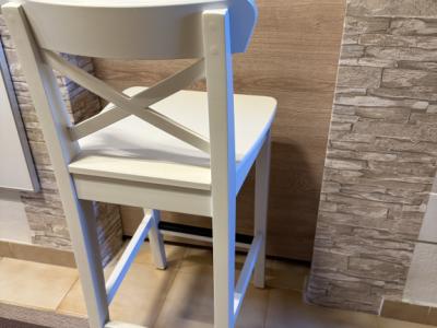 Zwei weiße Barhocker "Rosentrop von IKEA"